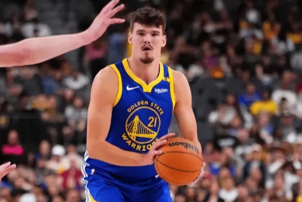 世界杯直播-没了库里巴特勒勇士没法看！全边角料无自主进攻，仅波斯特有价值